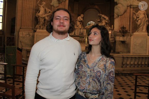Exclusif - Calixte et sa soeur Allegra Cuddeford, les enfants de Hermine de Clermont-Tonnerre - Messe requiem en hommage à Hermine de Clermont-Tonnerre en l'église Saint-Roch à Paris le 10 juillet 2024. Elle est morte des suites d'un accident de moto le 3 juillet 2020. © Philippe Baldini / Bestimage