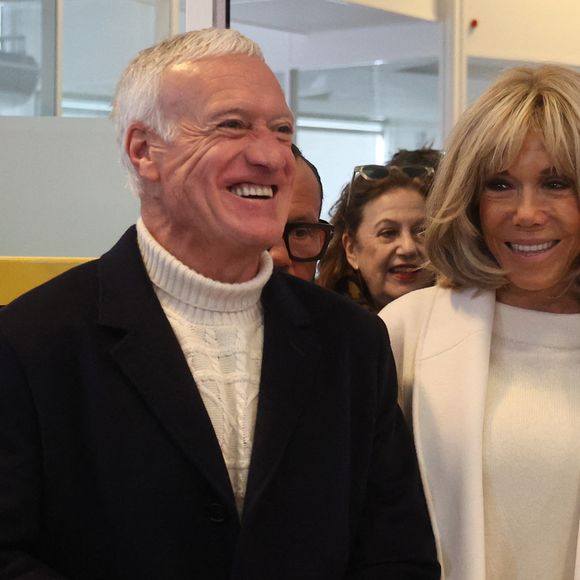 Le sélectionneur de l'équipe de France de football Didier Deschamps et Brigitte Macron se tiennent devant le bureau de poste principal de Bordeaux, dans le sud-ouest de la France, le 8 janvier 2025, alors qu'ils lancent l'édition 2025 du fonds de charité appelé "Opérations pièces jaunes", dont la fondation vise à améliorer les conditions des enfants hospitalisés. Le sélectionneur de l'équipe de France, vainqueur de la Coupe du monde 2018, Didier Deschamps, a annoncé le 8 janvier 2025 qu'il quitterait son poste après la phase finale de 2026. © Fabien Cottereau - Patrick Bernard/Bestimage