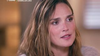 "Je me cachais" : "complexée" par son corps, Camille Lou a vécu une période difficile durant son adolescence