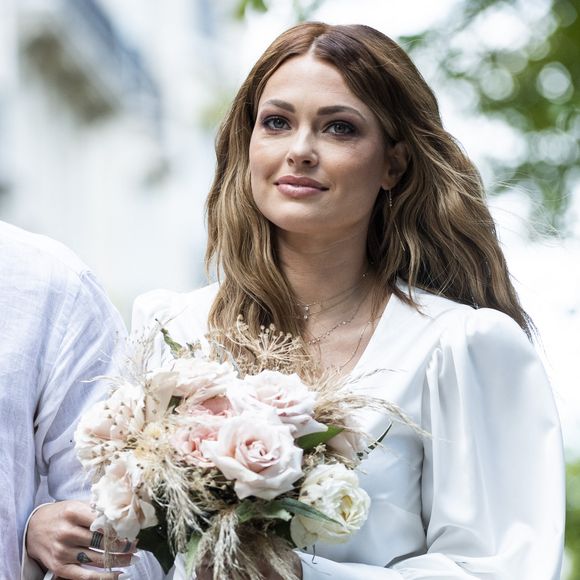 Ses traitements lui avaient notamment fait perdre ses cheveux, ses cils et ses sourcils.

Caroline Receveur arrive à la Mairie du 16ème arrondissement à Paris pour son mariage, le 11 juillet 2020.

Agence/Bestimage