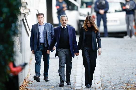 Nicolas Sarkozy, accompagné de sa femme Carla Bruni, sort de son domicile pour être incarcéré à la prison de La Santé à Paris le 21 octobre 2025.
© Moreau / Jacovides / Bestimage