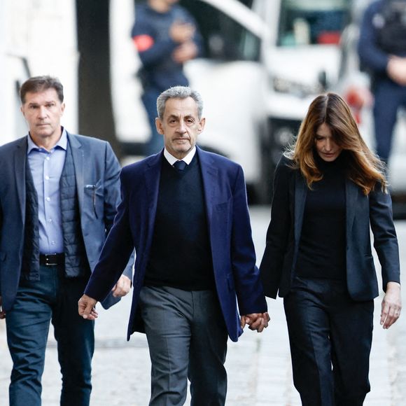 Nicolas Sarkozy, accompagné de sa femme Carla Bruni, sort de son domicile pour être incarcéré à la prison de La Santé à Paris le 21 octobre 2025.
© Moreau / Jacovides / Bestimage