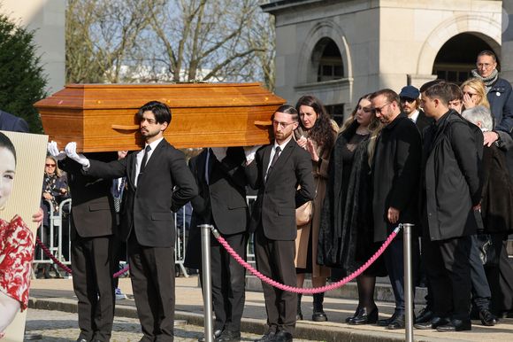 Milla Savarese, la fille de la défunte, le veuf Michel Ferracci  et son fils Enzo Ferracci à la sortie des obsèques d'Emilie Dequenne au cimetière Père Lachaise à Paris, France, le 26 mars 2025. © Cyril Moreau/Bestimage