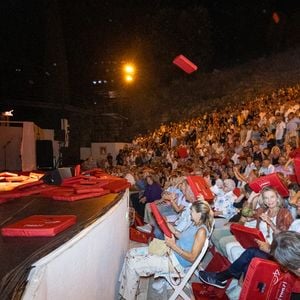Dany Boon sur scène, le président Emmanuel Macron et sa femme Brigitte dans le public au spectacle de Dany Boon "Clown n'est pas un métier" lors du 41ème Festival de Ramatuelle le 12 août 2025. 

© Cyril Bruneau / Bestimage