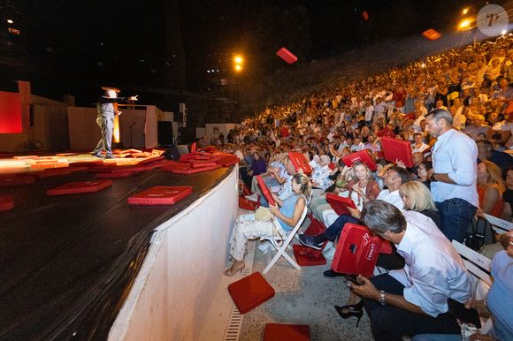 Dany Boon sur scène, le président Emmanuel Macron et sa femme Brigitte dans le public au spectacle de Dany Boon "Clown n'est pas un métier" lors du 41ème Festival de Ramatuelle le 12 août 2025. 

© Cyril Bruneau / Bestimage