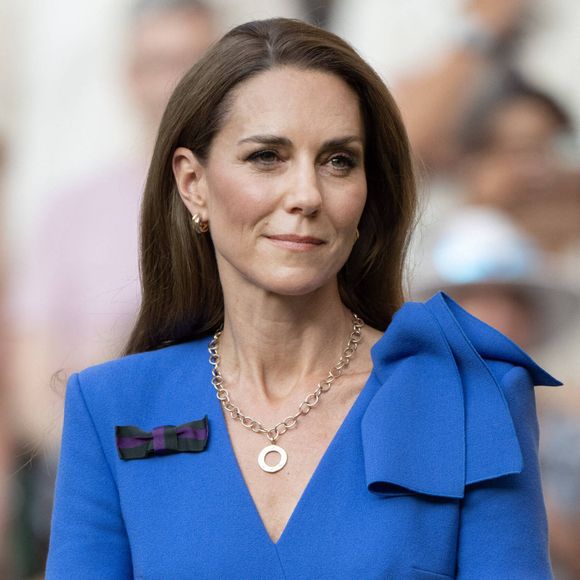 Lors de la finale masculine de Wimbledon, l’arrivée du prince William, de la princesse Kate et de leurs enfants dans la loge royale a suscité une vive attention. 

La princesse Catherine (Catherine "Kate" Middleton, princesse de Galles), la princesse Charlotte (la princesse Charlotte de Galles), finale masculine du tournoi de Wimbledon, 14e jour à Wimbledon, Grande-Bretagne. (DANA-No : 02629435) – Dana Press / Bestimage.