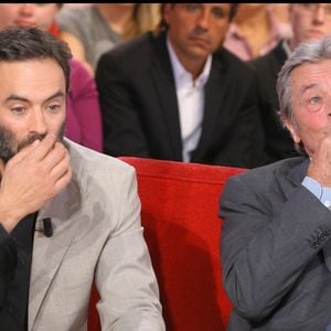 Anthony Delon et son père Alain Delon sur le plateau de "Vivement dimanche" le 24 septembre 2008. © Guillaume Gaffiot/bestimage