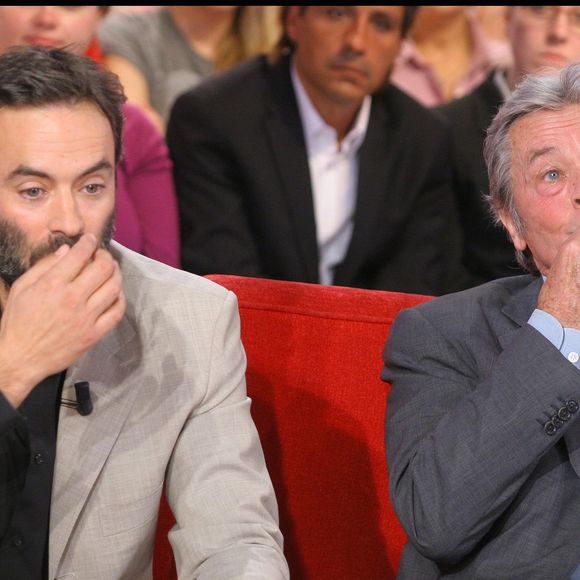 Anthony Delon et son père Alain Delon sur le plateau de "Vivement dimanche" le 24 septembre 2008. © Guillaume Gaffiot/bestimage