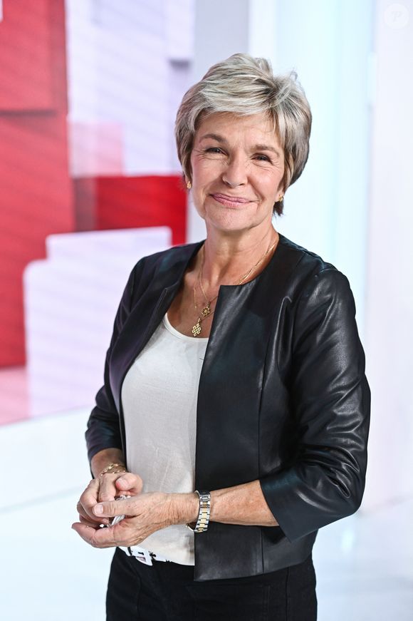 Une épreuve pour Véronique Jannot, qui avait fait confiance à cet homme

Exclusif - Veronique Jannot - Enregistrement de l'émission Vivement dimanche au studio Gabriel, présentée par M.Drucker et diffusée sur France 3 le 15 octobre 2023.
© Guillaume Gaffiot / Bestimage