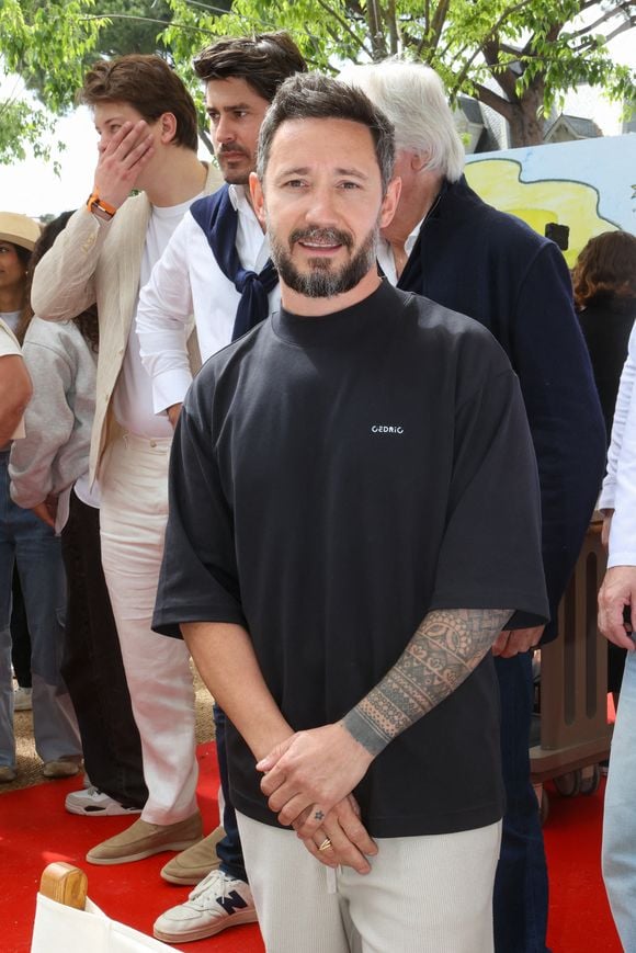 Les Chefs à Saint-Tropez fêtent les producteurs 2025 - Inauguration de la 5e édition,  les Chefs et les producteurs se retrouvent sur la place des Lices à Saint-Tropez, le 3 mai 2025. Le chef pâtissier Cédric Grolet Président du Jury du concours de Patisserie - La Tropezienne. ©Jean-Marc Lhomer / Bestimage.