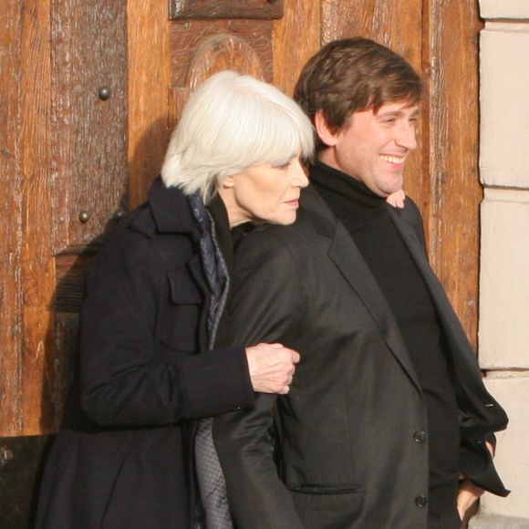 Au cours de l'entretien, le chanteur revient sur sa maman 

Exclusif - Françoise Hardy et son fils Thomas Dutronc se baladent le long des quais de l’Île Saint-Louis à Paris, France, le 2 novembre 2016. Françoise Hardy se dévoile dans "Un cadeau du ciel", son dernier livre aux Éditions des Équateur dans lequel elle revient sur son hospitalisation en mars dernier (15) pour son lymphome, en librairie, le 3 novembre. © AGENCE / BESTIMAGE