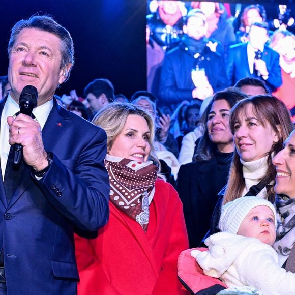 Leur petite fille Bianca était également présente à leurs côtés pour profiter des festivités

Christian Estrosi, le maire de Nice, sa femme Laura Tenoudji Estrosi, Sarah Doraghi, Isabelle Siri, la productrice de télévision, et Maud Fontenoy, la navigatrice et son 5eme enfant, sa fille Eléa, durant la soirée d'ouverture de la 140eme édition du Carnaval de Nice "Roi des Oceans" à Nice, le 15 février 2025. Le Carnaval se déroule du 12 février au 2 mars 2025. © Bruno Bebert/Bestimage
