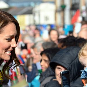 Catherine (Kate) Middleton, princesse de Galles, éclate de rire à la sortie du marché de Pontypridd, accompagnée du prince William, prince de Galles, le 26 février 2025. 
GOFF INF / BESTIMAGE