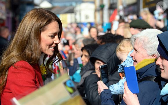 Catherine (Kate) Middleton, princesse de Galles, éclate de rire à la sortie du marché de Pontypridd, accompagnée du prince William, prince de Galles, le 26 février 2025. 
GOFF INF / BESTIMAGE