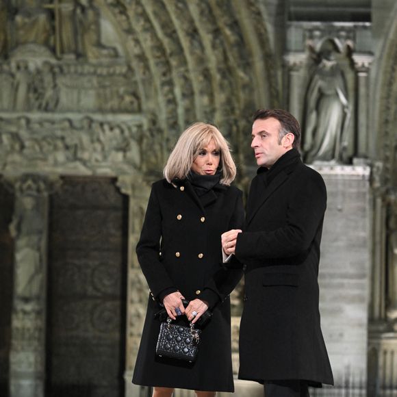 Le président français Emmanuel Macron et son épouse Brigitte Macron assistent à la cérémonie d'accueil lors de la réouverture officielle de la cathédrale Notre-Dame à Paris, en France, le 7 décembre 2024, après plus de cinq années de travaux de reconstruction consécutifs à l'incendie d'avril 2019. © Eliot Blondet/Pool/Bestimage