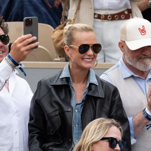 Frederic Suant, Laeticia Hallyday et Philippe Etchebest assistent au tournoi Roland Garros 2025 le 26 mai 2025 à Paris, France. Photo by Laurent Zabulon/ABACAPRESS.COM
