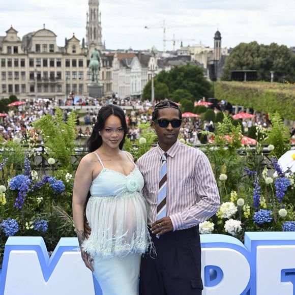 De son côté, Asap Rocky portait une chemise à rayures boutonnée, une cravate à rayures, un pantalon noir ample et une paire de lunettes noires.


Rihanna, enceinte, et son compagnon A$AP Rocky (ASAP) aux arrivées et au photocall de la première du film Les Schtroumpfs au Mont des Arts à Bruxelles, Belgique, le 28 juin 2025. © Jan De Meuleneir/Photonews/Bestimage