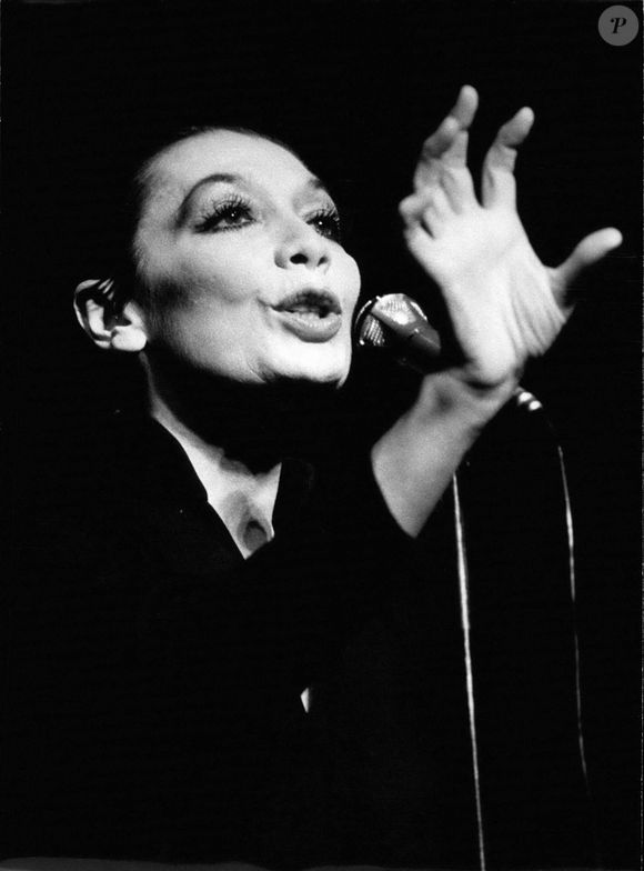 Juliette Greco en concert le 22 décembre 1978  © Keystone Press Agency/ZUMA Press Wire