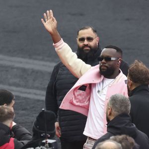 Show de de Gims lors du 105ème Prix d'Amérique à l'Hippodrome de Vincennes le 25 janvier 2026. Alors que les organisateurs avaient misé gros sur ce concert du chanteur pour attirer un nouveau public à Vincennes, celui-ci a été interrompu à plusieurs reprises avant d'être écourté, provoquant la grogne des spectateurs. D'abord très enthousiaste, le public a commencé à chanter les tubes de l'ancien membre de Sexion d'Assaut jusqu'à ce que le concert rencontre un premier souci technique. L'artiste le plus écouté de l'année 2025 a tout de même tenté de continuer son show, lançant un de ses titres a cappella, en chœur avec le public. Puis une deuxième, et une troisième coupure de son ont mis fin à la représentation. Tout en s'excusant auprès des 37 000 spectateurs présents, Gims a écourté sa prestation et pris la direction des écuries pour signer quelques autographes, et rencontrer l'entourage de Frank Gio, l'un des concurrents du Prix d'Amérique, avant de rapidement s'éclipser. © Michael Baucher/PsnewZ/Bestimage