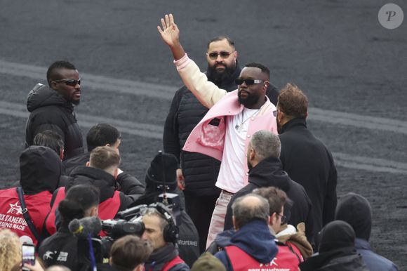 Show de de Gims lors du 105ème Prix d'Amérique à l'Hippodrome de Vincennes le 25 janvier 2026. Alors que les organisateurs avaient misé gros sur ce concert du chanteur pour attirer un nouveau public à Vincennes, celui-ci a été interrompu à plusieurs reprises avant d'être écourté, provoquant la grogne des spectateurs. D'abord très enthousiaste, le public a commencé à chanter les tubes de l'ancien membre de Sexion d'Assaut jusqu'à ce que le concert rencontre un premier souci technique. L'artiste le plus écouté de l'année 2025 a tout de même tenté de continuer son show, lançant un de ses titres a cappella, en chœur avec le public. Puis une deuxième, et une troisième coupure de son ont mis fin à la représentation. Tout en s'excusant auprès des 37 000 spectateurs présents, Gims a écourté sa prestation et pris la direction des écuries pour signer quelques autographes, et rencontrer l'entourage de Frank Gio, l'un des concurrents du Prix d'Amérique, avant de rapidement s'éclipser. © Michael Baucher/PsnewZ/Bestimage