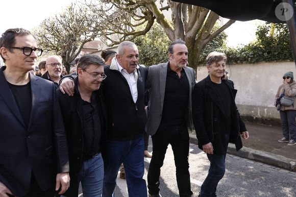 James Huth, réalisateur du film "Brice de Nice" , Manu Joucla, Eric Collado, Jean Dujardin, Eric Massot - Sorties des obsèques de Bruno Salomone en l'église Sainte-Anne de Polangis de Joinville-le-Pont (Val-de-Marne) le 23 mars 2026. © Cyril Moreau - Dominique Jacovides / Bestimage
