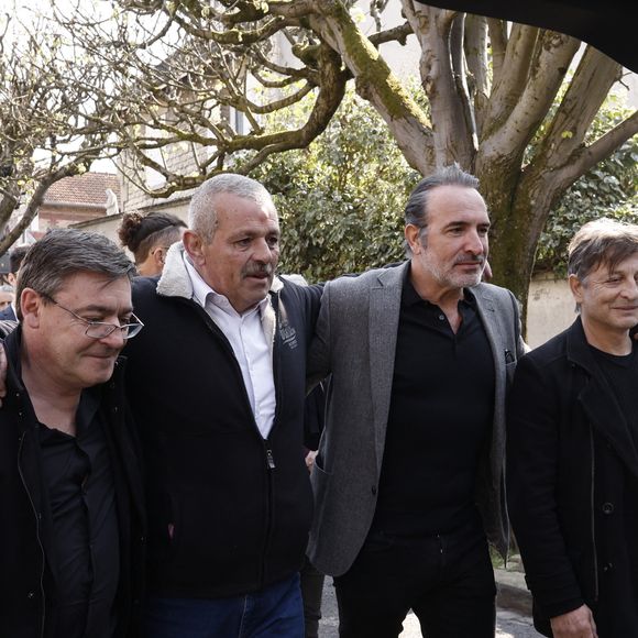 James Huth, réalisateur du film "Brice de Nice" , Manu Joucla, Eric Collado, Jean Dujardin, Eric Massot - Sorties des obsèques de Bruno Salomone en l'église Sainte-Anne de Polangis de Joinville-le-Pont (Val-de-Marne) le 23 mars 2026. © Cyril Moreau - Dominique Jacovides / Bestimage