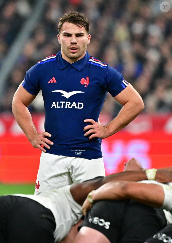Antoine Dupont va subir une opération de plastie ligamentaire
Antoine Dupont of France lors du deuxième test-match de rugby de l’Autumn Nations Series 2024 opposant l'équipe de France à l'Équipe de Nouvelle-Zélande "All Blacks" (30-29) au Stade France à Saint-Denis, Seine Saint-Denis, France, le 16 novembre 2024. © Christian Liewig/Bestimage