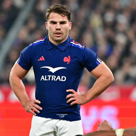 Antoine Dupont va subir une opération de plastie ligamentaire

Antoine Dupont of France lors du deuxième test-match de rugby de l’Autumn Nations Series 2024 opposant l'équipe de France à l'Équipe de Nouvelle-Zélande "All Blacks" (30-29) au Stade France à Saint-Denis, Seine Saint-Denis, France, le 16 novembre 2024. © Christian Liewig/Bestimage
