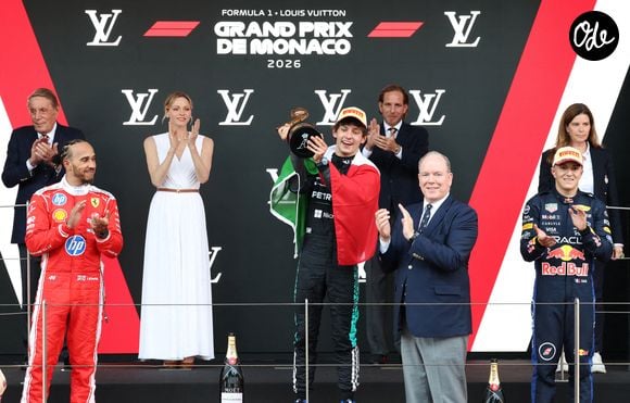 Le prince Albert II de Monaco, Michel Boeri, la princesse Charlène de Monaco, Andrea Casiraghi avec Lewis Hamilton, Kimi Antonelli et Isack Hadjar - Le prince Albert II de Monaco et la princesse Charlène de Monaco sur le podium pour la remise des trophées du Formula 1 Louis Vuitton Grand Prix de Monaco 2026, à Monte-Carlo, Monaco, le 7 juin 2026. © Claudia Albuquerque/Bestimage