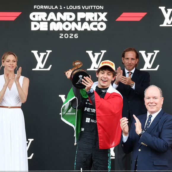 Le prince Albert II de Monaco, Michel Boeri, la princesse Charlène de Monaco, Andrea Casiraghi avec Lewis Hamilton, Kimi Antonelli et Isack Hadjar - Le prince Albert II de Monaco et la princesse Charlène de Monaco sur le podium pour la remise des trophées du Formula 1 Louis Vuitton Grand Prix de Monaco 2026, à Monte-Carlo, Monaco, le 7 juin 2026. © Claudia Albuquerque/Bestimage