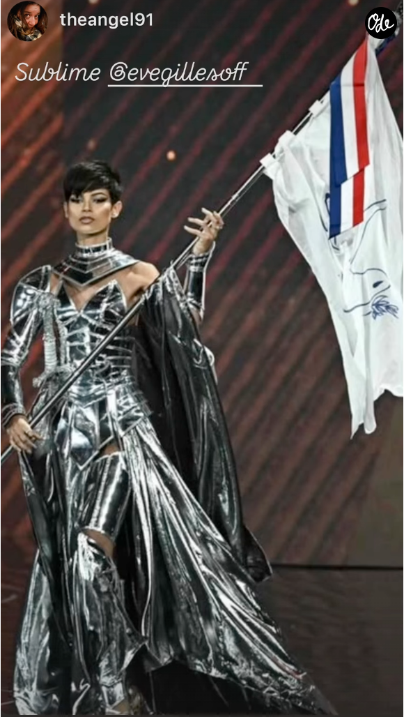 Eve Gilles en costume de Jeanne d'Arc pendant l'élection de Miss Univers. Crédit : Instagram/The Angel 91