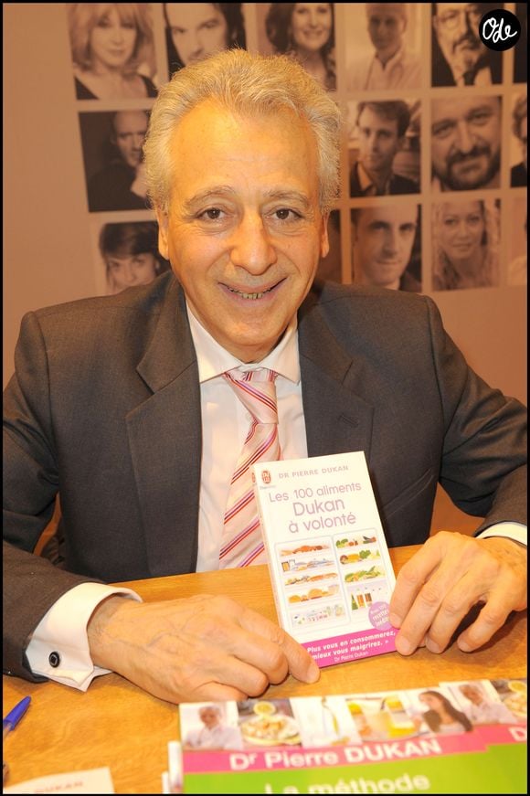 Il recommande également de boire de l'eau bien fraîche au quotidien.

Le docteur Pierre Dukan assiste au Salon du livre 2010, organisé à Paris Expo Porte de Versailles, à Paris.