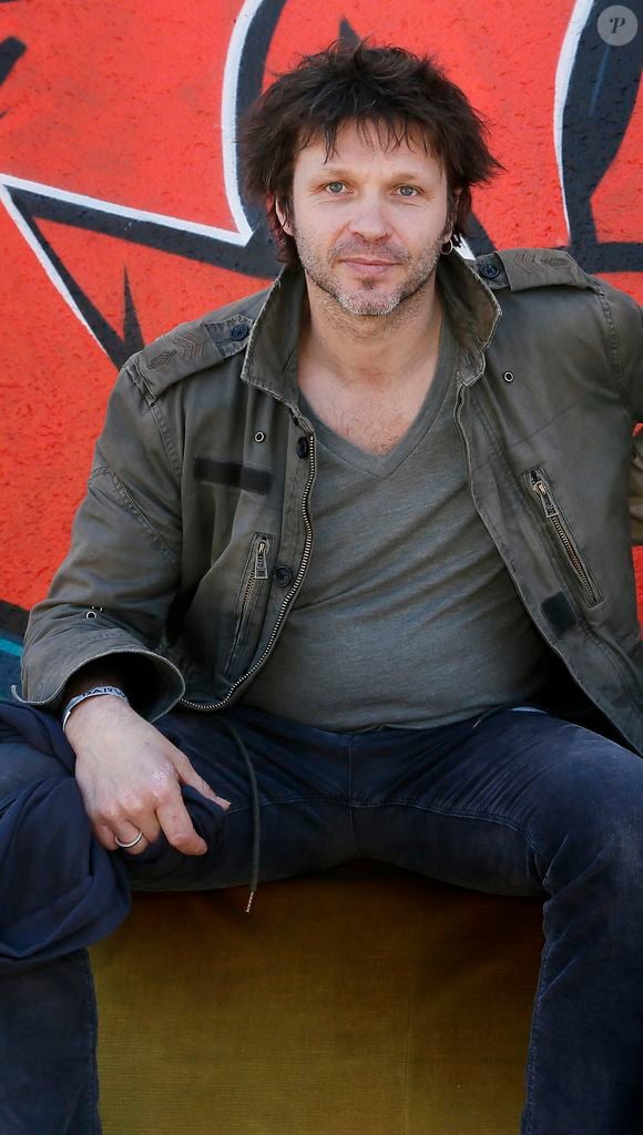 Bien qu’il ait réussi à sortir un album avec son groupe Détroit fin 2024, il ne peut plus se produire sur scène, écarté par les producteurs et rattrapé par les controverses.

Le chanteur Bertrand Cantat rejoint José Bove et sa fille Marie, tous deux candidats à l'élection européenne, lors d'un rassemblement Eurock'peennes à Bordeaux, France. Photo by Patrick Bernard/ABACAPRESS.COM