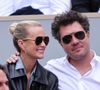 Le couple profite de l’accueil chaleureux de l’Hôtel de la Plage à Ronce-les-Bains, propriété de Frédéric Suant.
Laeticia Hallyday et son compagnon Frédéric Suant très amoureux dans les tribunes lors des Internationaux de France de Tennis de Roland Garros 2025, à Paris, France, le 26 mai 2025. © Jacovides-Moreau/Bestimage
