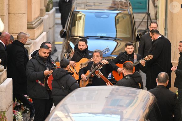 Chico Bouchikhi et Gipsy Kings arrivent à l'église Notre-Dame de l'Assomption, pour la cérémonie funéraire de l'actrice française Brigitte Bardot, à Saint-Tropez, dans le sud-est de la France, le 7 janvier 2026. L'actrice française Brigitte Bardot, symbole de la libération sexuelle dans les années 1950 et 1960, qui s'est réinventée en défenseuse des droits des animaux et a embrassé des opinions d'extrême droite, est décédée le 28 décembre 2025 à l'âge de 91 ans. Photo par Julien Reynaud/APS-Medias/ABACAPRESS.COM