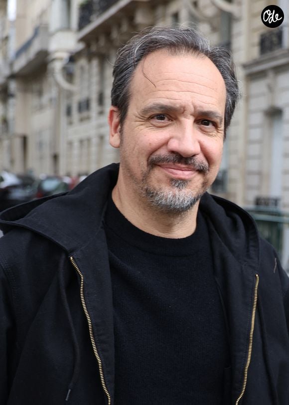 Alexandre Astier à la sortie des studios de RTL à Neuilly-sur-Seine, le 16 octobre 2025. 
© Agence / Bestimage