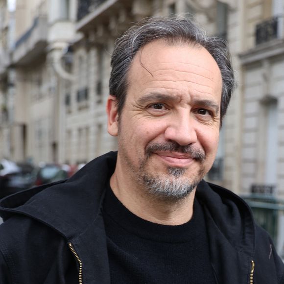 Alexandre Astier à la sortie des studios de RTL à Neuilly-sur-Seine, le 16 octobre 2025. 
© Agence / Bestimage