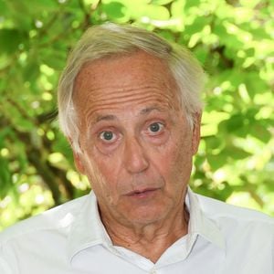 L'acteur, actuellement à l'affiche de L'hermine sur France 3 ce lundi et de Victor comme tout le monde au cinéma, habite le XVIIIe arrondissement de Paris et possède une autre maison en Loir-et-Cher.

Fabrice Luchini - Photocall du film "La Petite" présenté en ouverture du 16ème festival du film francophone d'Angoulême (FFA).
COADIC GUIREC / BESTIMAGE