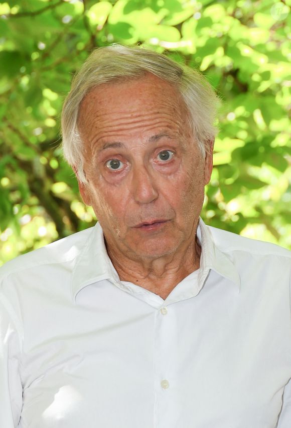 L'acteur, actuellement à l'affiche de L'hermine sur France 3 ce lundi et de Victor comme tout le monde au cinéma, habite le XVIIIe arrondissement de Paris et possède une autre maison en Loir-et-Cher.

Fabrice Luchini - Photocall du film "La Petite" présenté en ouverture du 16ème festival du film francophone d'Angoulême (FFA).
COADIC GUIREC / BESTIMAGE