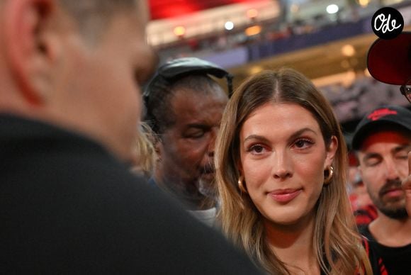 Iris Mittenaere I.Mittenaere enlace son compagnon A.Dupont à l'issue de la victoire des Toulousains en finale du Top 14, face à Montpellier (28 - 20) au stade de France, le 27 juin 2026. © Christian Liewig / Bestimage