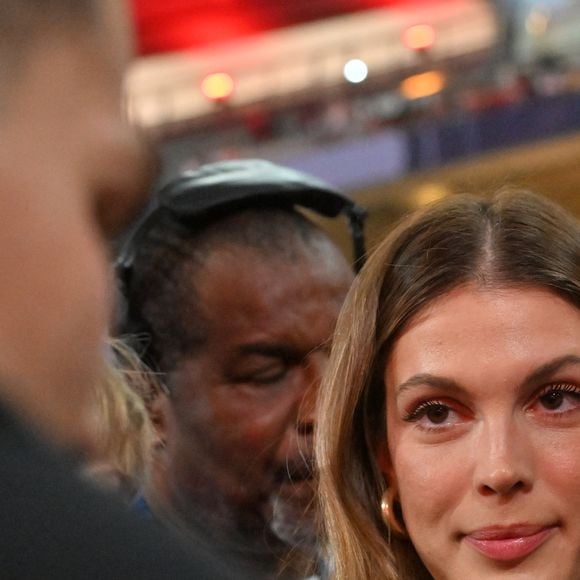 Iris Mittenaere I.Mittenaere enlace son compagnon A.Dupont à l'issue de la victoire des Toulousains en finale du Top 14, face à Montpellier (28 - 20) au stade de France, le 27 juin 2026. © Christian Liewig / Bestimage