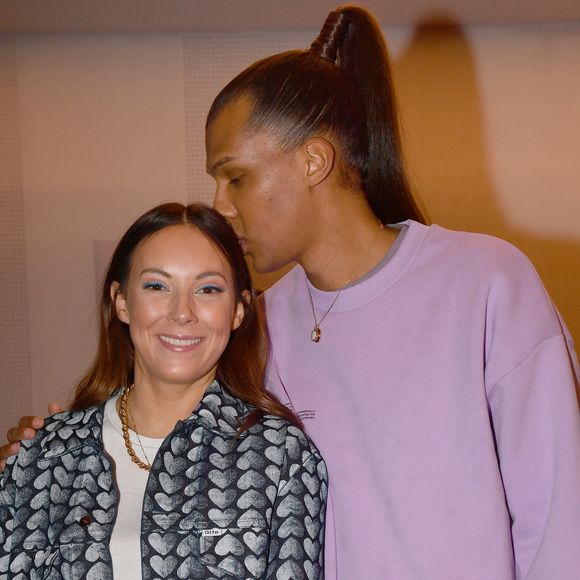 Ce 6 décembre 2024 sur TMC et TF1 +, Stromae dévoilera "Multitude, le film" axé sur sa tournée mondiale écourtée pour raisons de santé en 2023.

Exclusif - Stromae avec sa femme Coralie Barbier en backstage de la 38ème cérémonie des Victoires de la musique à la Seine musicale de Boulogne-Billancourt, France, le 10 février 2023. © Moreau-Veeren/Bestimage