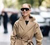 Elle séjournera plusieurs semaines dans la capitale avec ses fils.

Céline Dion acclamée par ses fans à son arrivée au palace Royal Monceau à Paris, le 28 août 2026. © Tiziano Da Silva / Bestimage