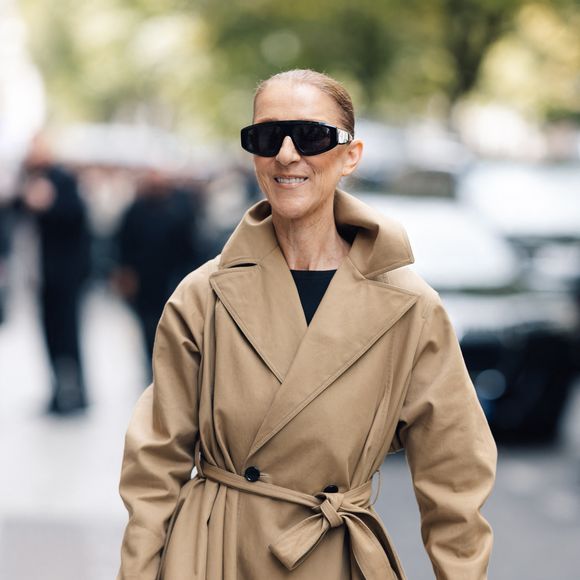 Elle séjournera plusieurs semaines dans la capitale avec ses fils.

Céline Dion acclamée par ses fans à son arrivée au palace Royal Monceau à Paris, le 28 août 2026. © Tiziano Da Silva / Bestimage