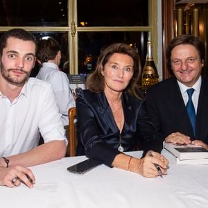 Exclusif - Louis Sarkozy et sa mère Cécilia Attias avec Jean-Luc Allavena - Signature du livre "Une envie de désaccord(s)" aux Editions Plon de C. Attias et L. Sarkozy au restaurant Lucas Carton à Paris, le 23 octobre 2019.
© Julio Piatti/Bestimage