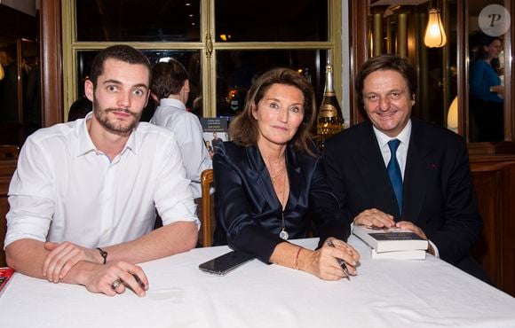 Exclusif - Louis Sarkozy et sa mère Cécilia Attias avec Jean-Luc Allavena - Signature du livre "Une envie de désaccord(s)" aux Editions Plon de C. Attias et L. Sarkozy au restaurant Lucas Carton à Paris, le 23 octobre 2019.
© Julio Piatti/Bestimage