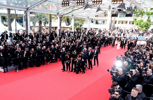 Une commission d’enquête sur les violences dans le cinéma a lieu à l'Assemblée nationale

Illustration (photographes) - Montée des marches du film « Horizon : An american saga » lors du 77ème Festival International du Film de Cannes, au Palais des Festivals à Cannes. Le 19 mai 2024
© Jacovides-Moreau / Bestimage