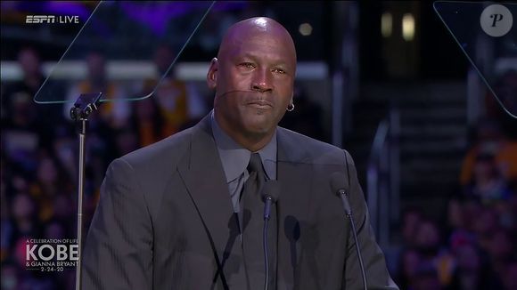 Michael Jordan, ému aux larmes, rend hommage à Kobe Bryant au Staples Center de Los Angeles, le 24 février 2020. La star de basket est décédée dans un accident d'hélicoptère, le 26 janvier 2020 à Calabasas, aux côtés de sa fille de 13 ans, Gianna, et de sept autres personnes.

Photo : Backgrid UK/ Bestimage