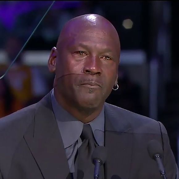 Michael Jordan, ému aux larmes, rend hommage à Kobe Bryant au Staples Center de Los Angeles, le 24 février 2020. La star de basket est décédée dans un accident d'hélicoptère, le 26 janvier 2020 à Calabasas, aux côtés de sa fille de 13 ans, Gianna, et de sept autres personnes.

Photo : Backgrid UK/ Bestimage
