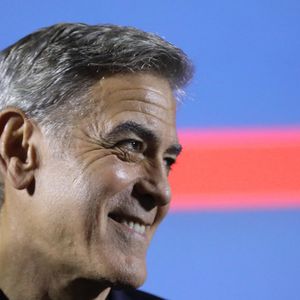 C'est ainsi qu'en 2021, la star du cinéma hollywoodien et l'avocate libano-britannique ont acquis, pour près de 8 millions d'euros, un splendide domaine viticole, à Brignoles, dans le Var. 

Exclusif - George Clooney inaugure le cinéma "Liberté" en présence du maire de Brignoles, Didier Brémond et le président de Cinéwest, Daniel Taillandier à Brignoles dans le Var le 7 novembre 2024. © Luc Boutria/Nice-Matin/Bestimage